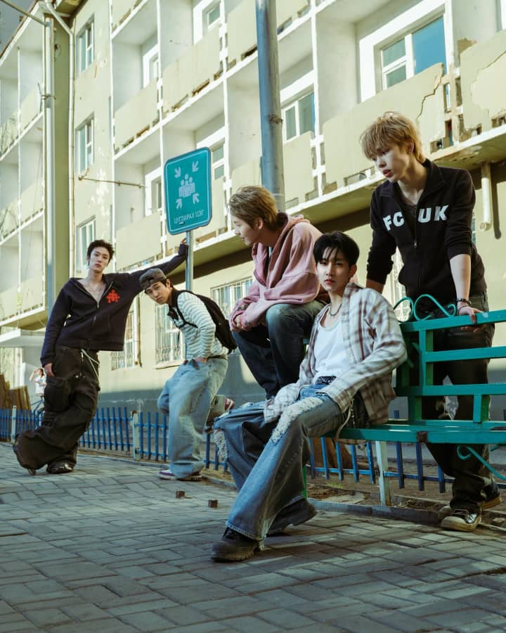 Discovery splash banner for WAYFBOYS | SWAG 08.28 Discord server
