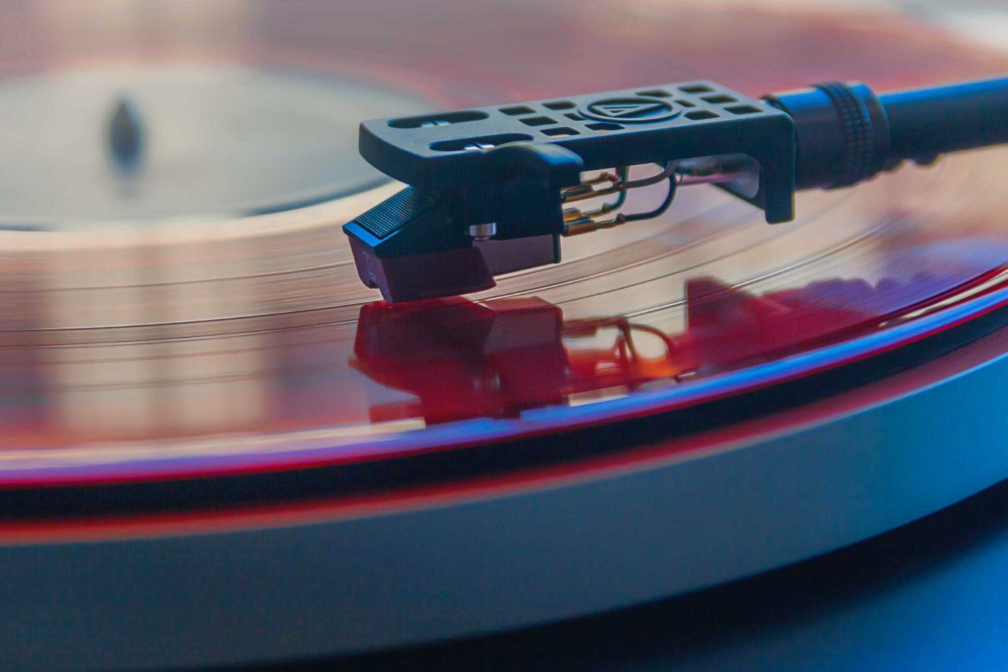 Discovery splash banner for VINYL CHAT Discord server